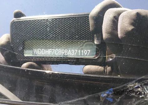 2011 Mercedes-Benz E 550 z USA, uszkodzony, nr VIN WDDHF7CB9BA371197